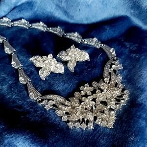 NEW Stunning Clear Crystal Necklace Earring Set